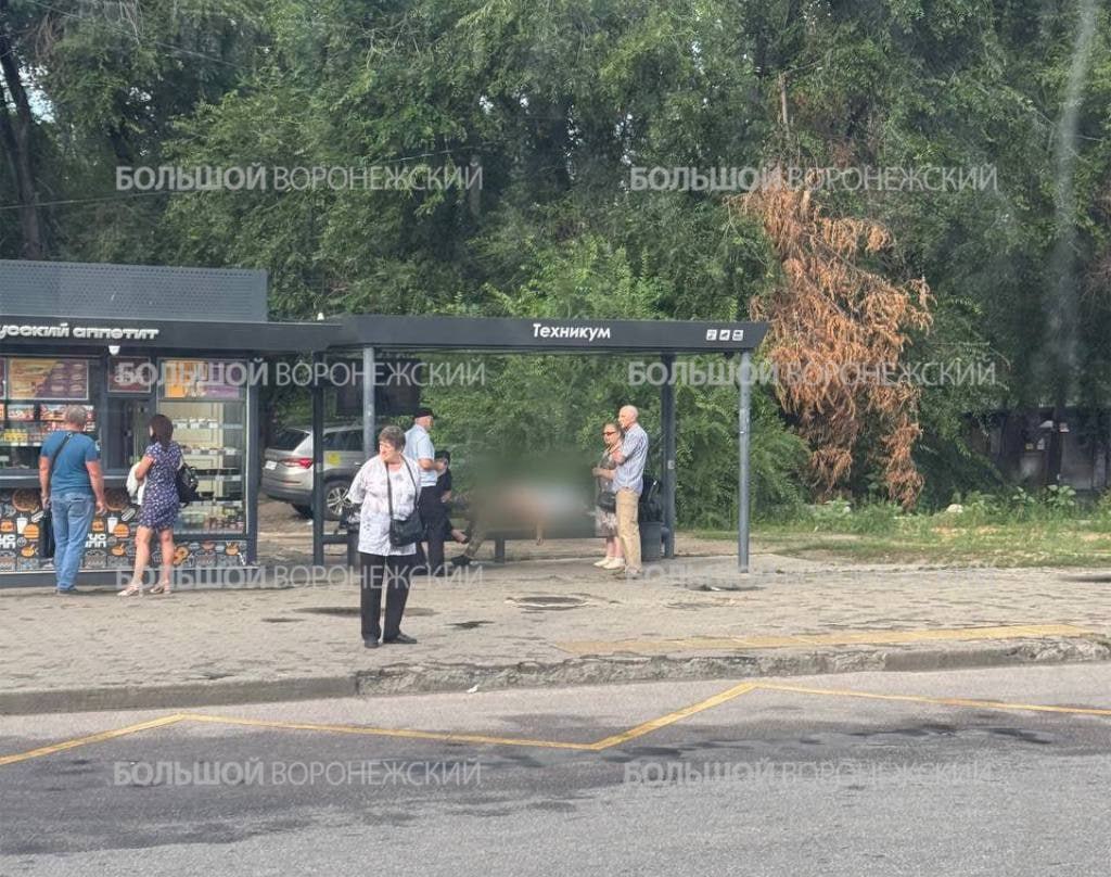 На остановке «‎Техникум»‎ нашли труп мужчины  На месте работают правоохранители.    Большой воронежский. Подписаться