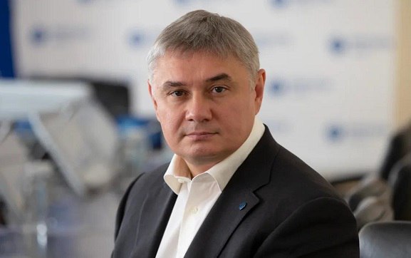 Центральный районный суд Красноярска поместил в СИЗО бывшего генерального директора Россети Сибирь Павла Акилина до 16 декабря 2025 г Акилину вменяют в вину получение взятки в особо крупном размере ч 6 ст 290 УК РФ максимальное наказание до 15 лет лишения свободы   По данным Rusprofile Павел Акилин возглавлял Россети Сибирь с апреля 2019 г по март 2025 г   Высокое напряжение