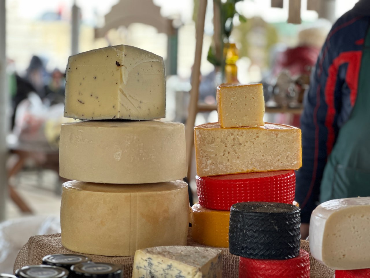 РБК Краснодар   Производство сырной продукции на Кубани выросло на 17% в 2025 году  Предприятия молочной отрасли Краснодарского края в первом полугодии 2025 года увеличили производство сыров и сырных продуктов на 17,5%. Также в регионе увеличился выпуск сгущенного молока на 10,8%.   «По данным краевой статистики фактическое производство молочной продукции за январь—июнь 2025 года в крае составило: сыров и продуктов сырных — 11,9 тысячи т, рост на 17,5% [год к году]; консервов молочных сгущенных — 26,6 млн. условных банок  выше уровня аналогичного периода 2024 года на 10,8% », — сообщили в пресс-службе министерства сельского хозяйства и перерабатывающей промышленности Краснодарского... подробнее на канале: РБК Краснодар @