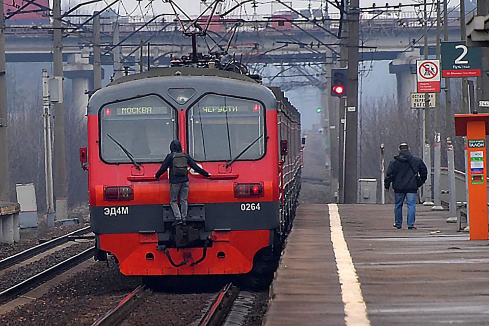 В Новосибирской области подростка-зацепера ударило током на электропоезде  По предварительной информации, это произошло сегодня около 20:00 на платформе Монолитная. Мальчик забрался на поезд и оказался слишком близко к проводам, по которым проходит высокое напряжение. С серьезными ожогами его доставили в больницу.
