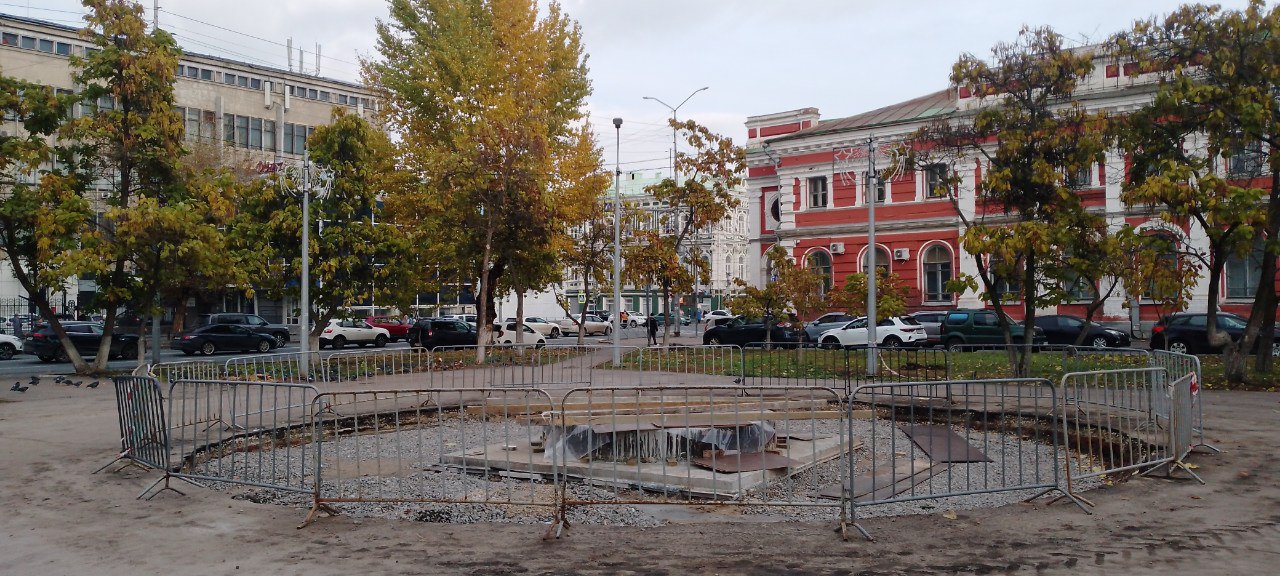 В Саратове приступили к работам над монтажом памятника Боголюбову Пятачок у Театральной площади где раньше был цветник теперь это место называется сквером Боголюбова огорожен и заставлен стройматериалами Основа постамента кажется уже установлена Памятник основателю Радищевского музея Алексею Боголюбову должен быть поставлен до конца года Цветник обещают сохранить и интегрировать в оформление памятника Павел Галактионов