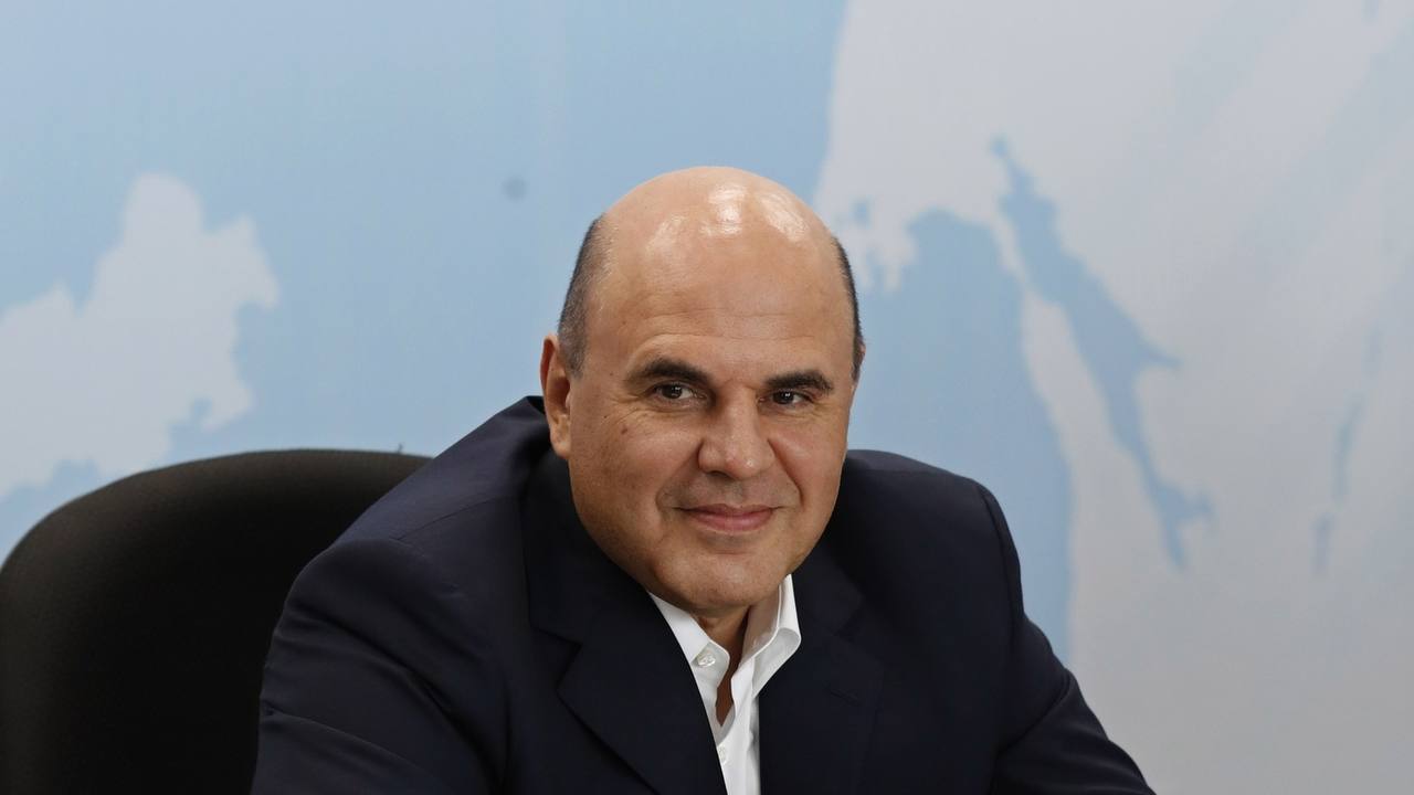 Сегодня, 21 июля, в Амурскую область прилетит с рабочей поездкой председатель Правительства России Михаил Мишустин     В Благовещенске он осмотрит строящийся новый аэровокзальный комплекс международного аэропорта, автомобильный пункт пропуска через государственную границу «Кани-Курган» и таможенно-логистический терминал «Кани-Курган». Также в программе главы Правительства посещение социально-культурного объекта.  Михаил Мишустин встретится с губернатором Амурской области Василием Орловым, сообщает пресс-служба российского правительства.