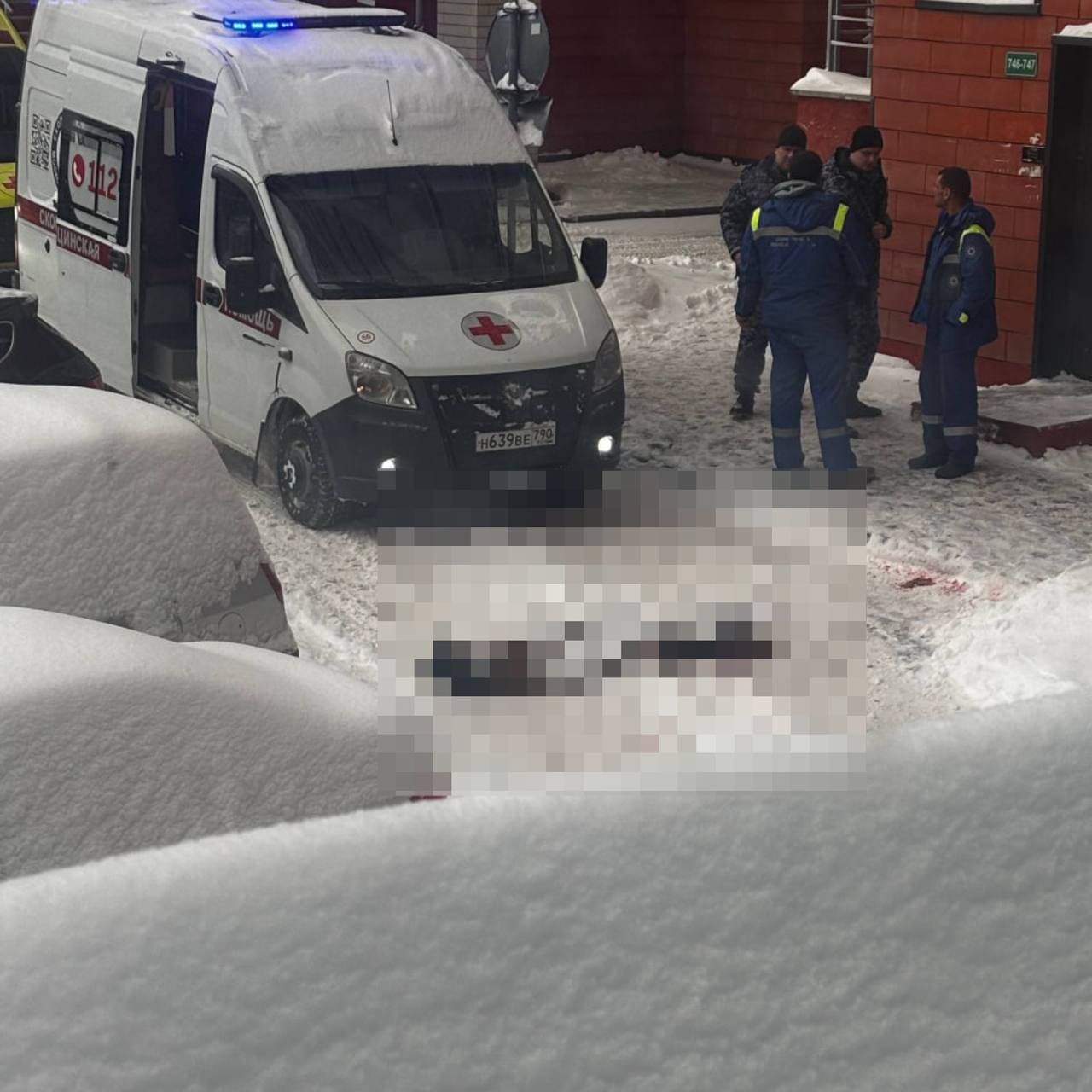 В Подмосковье мужчина убил жену и ранил ещё одну женщину После этого он выпрыгнул с 17 го этажа По информации Telegram канала 112 преступление произошло в Сергиевом Посаде в квартире был ребёнок он не пострадал В других Telegram каналах сообщается что бытовой конфликт между супругами случился в квартире жилого комплекса Виктория парк Известно что мужчина скончался Обстоятельства выясняются Подписаться на Говорит Москва Telegram VK MAX