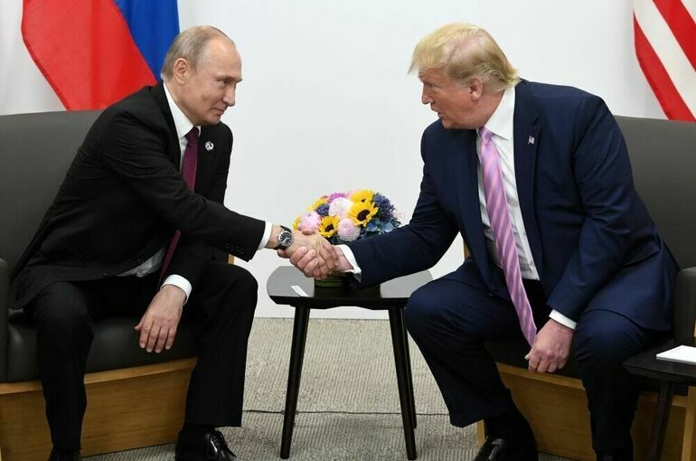 Президент США Дональд Трамп заявил, что в ближайшие 2-3 недели будет принято решение о возможной встрече с Владимиром Путиным. Заявление прозвучало во время его поездки в Объединенные Арабские Эмираты. Он подчеркнул, что встреча состоится, как "только появится такая возможность". Следует сказать, что обсуждение возможной встречи Путина и Трампа ведется уже несколько месяцев, за это время лидеры провели несколько телефонных разговоров. Однако, по словам пресс-секретаря Путина, в ближайшее время встреча не планируется, и предметные договоренности по этому вопросу отсутствуют. Подписаться Написать в бот