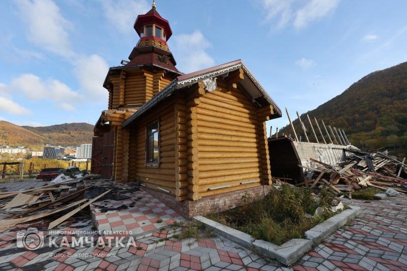 Инвестора с Камчатки вызвали в суд за срыв проекта Этническая деревня Корпорация развития Дальнего Востока и Арктики обратилась в арбитражный суд с иском к компании Павлин которая сорвала реализацию проекта Этническая деревня в центре Петропавловска Камчатского Сумма претензии составляет 236 миллионов рублей передает Камчатка Сегодня со ссылкой на ТАСС Соглашение между сторонами действовало с 2016 по 2020 год Инвестор обязался создать 48 рабочих мест и арендовал земельный участок площадью 13 тысяч квадратных метров для строительства этнокультурного комплекса Однако проверка показала что компания инвестор не выполнила свои обязательства На арендованном участке организовали только прогулочную зону Деятельность которую предусматривало соглашение так и не началась Строительство объекта Этнодеревня на Камчатке с самого начала сопровождалось скандалами С 2016 года когда резидент территории опережающего развития начал работы экологическая общественность логично выступала против проекта предупреждая о нарушении экосистемы Култучного озера Ресторан на территории так называемой этнодеревни сливал свои помои прямиком в озеро Да и сам по себе факт отвода земли под строительство в водоохранной зоне вызывал серьезные вопросы В 2021 году выяснилось что застройщик начал отсыпку части озера для расширения площади участка Общественники неоднократно обращались в городскую администрацию с требованиями дать правовую оценку действиям владельца этнодеревни Четырехлетнее противостояние вокруг объекта в 2023 году завершилось Этнодеревню по решению суда снесли После этого губернатор края Владимир Солодов заявил что место демонтированного объекта должен занять экологический парк Подписаться Прислать Чат