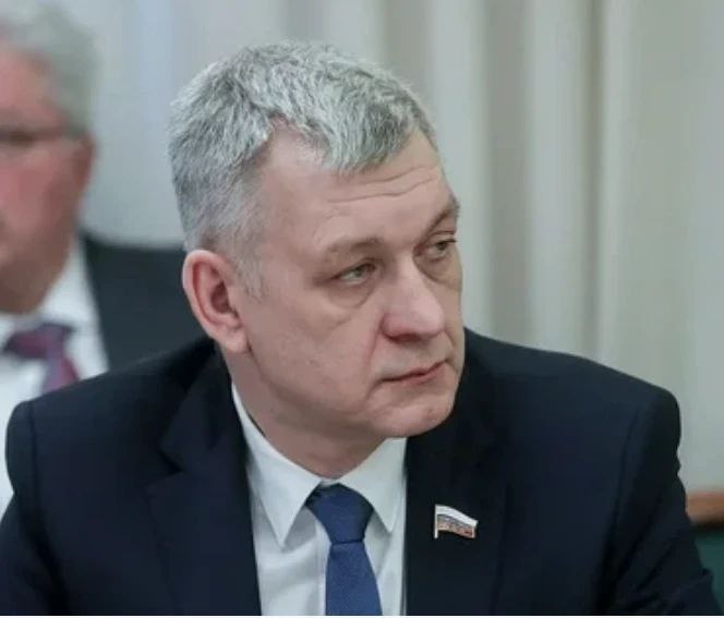 Владимир Иванов направил поздравление в связи с Днем образования Республики Дагестан В адрес Председателя Народного Собрания РД Заура Аскендерова поступило поздравление от Председателя Комитета Государственной Думы по делам национальностей Владимира Иванова в связи с Днем образования Республики Дагестан Уважаемый Заур Асевович От имени Комитета Государственной Думы по делам национальностей и от себя лично поздравляю Вас и в Вашем лице депутатский корпус с Днем образования Республики Дагестан особым праздником который связывает воедино историческую память чувство гордости и веру в будущее республики 20 января 1921 года Всероссийский Центральный Исполнительный Комитет утвердил декрет Об образовании Автономной Дагестанской Советской Социалистической Республики в составе РСФСР Это решение стало важнейшей вехой в развитии российского федерализма и ярким свидетельством того что многообразие народов проживающих на территории Дагестана воспринимается как богатство и сила единой страны Дагестан по праву называют самым многонациональным регионом России Сегодня Республика Дагестан развивается как открытый и современный регион России сочетая верность традициям с устремленностью к будущему Особое значение в поступательном развитии региона занимает фундаментальная законодательная база И в этом неоспоримая заслуга депутатского корпуса Опыт Дагестана по гармоничному сосуществованию десятков народов религий и культур по праву рассматривается как уникальный и во многом примерный для всей нашей страны Желаю Вам и всем жителям Республики Дагестан здоровья благополучия новых достижений и удачи во всех добрых начинаниях Пусть Дагестан и дальше остается ярким примером единства в многообразии взаимного уважения и любви к нашей общей Родине России говорится в тексте поздравления