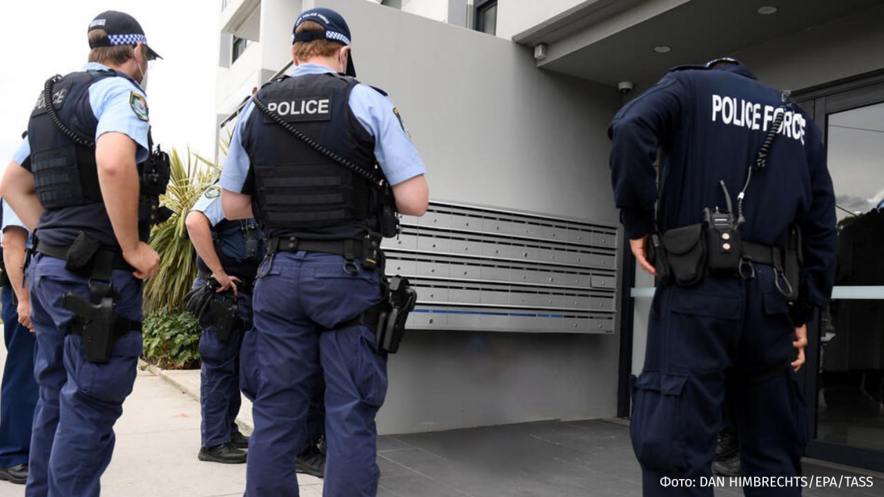 Полиции Берлина теперь разрешено тайно проникать в дома подозреваемых и взламывать их устройства Об этом сообщает Heise Берлинская Палата представителей одобрила крупные поправки к закону о безопасности и порядке Теперь правоохранители смогут устанавливать вредоносные программы так называемые государственные трояны чтобы перехватывать сообщения на телефонах и компьютерах подозреваемых до или после их шифрования Если такое ПО нельзя установить удалённо новый закон разрешает полиции тайно входить в помещения и осматривать их чтобы получить доступ к технике Кроме того теперь стражам закона разрешено включать камеры и вести наблюдение не только в общественных местах но и в частных домах в случае подтверждения угроз жизни или здоровью Поправки вызвали неоднозначные реакции у общественности Так берлинский комиссар по защите данных Майке Камп заранее охарактеризовала легализацию государственного трояна как прямую атаку на IT безопасность всех граждан РЕН ТВ в Telegram в MAX