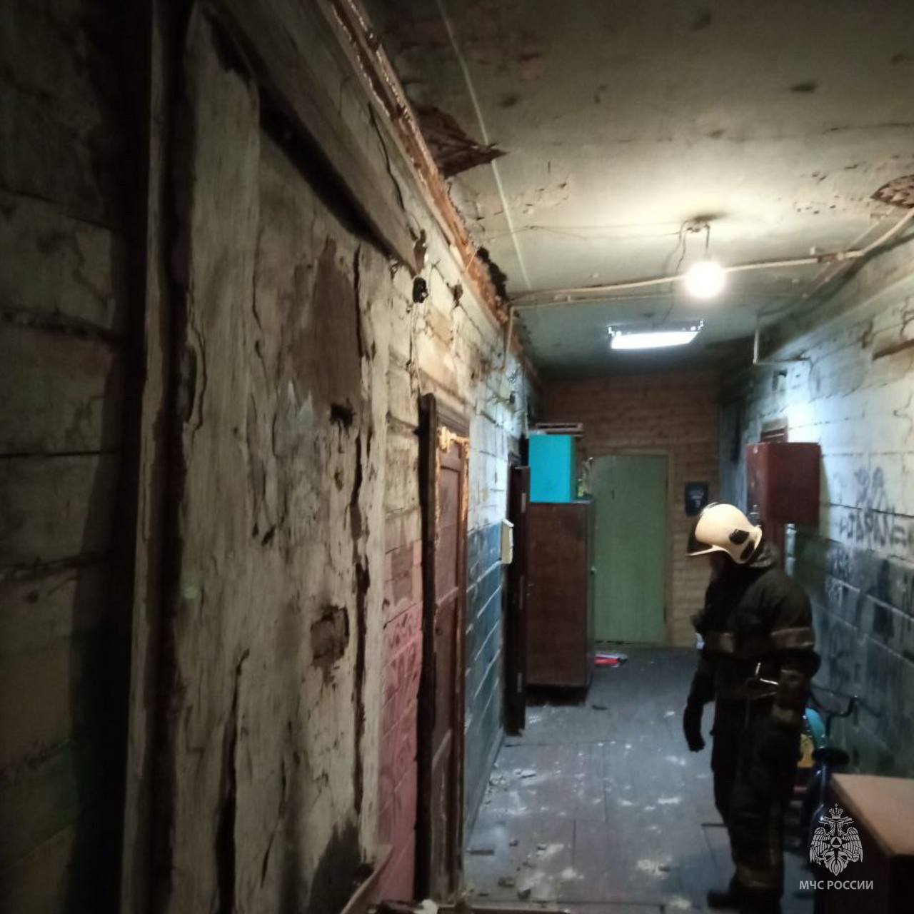 Пожарные выезжали на происшествие в жилом доме Сегодня в 01:14 по системе «112» поступила информация о сходе со свай многоквартирного жилого дома по улице Советская, 71. По прибытию пожарно-спасательных подразделений на место, установлено, что происходят подвижки свайного поля жилого дома, частичное обрушение кирпичного дымохода отопительной печи. Все жильцы дома в количестве 13 человек, в том числе 2 детей, эвакуировались самостоятельно. Погибших и травмированных нет. На место выезжали сотрудники 4 ПСЧ и ААКАСЦ МЧС России. До граждан доведён алгоритм дальнейших действий и информация об опасности нахождения в здании.