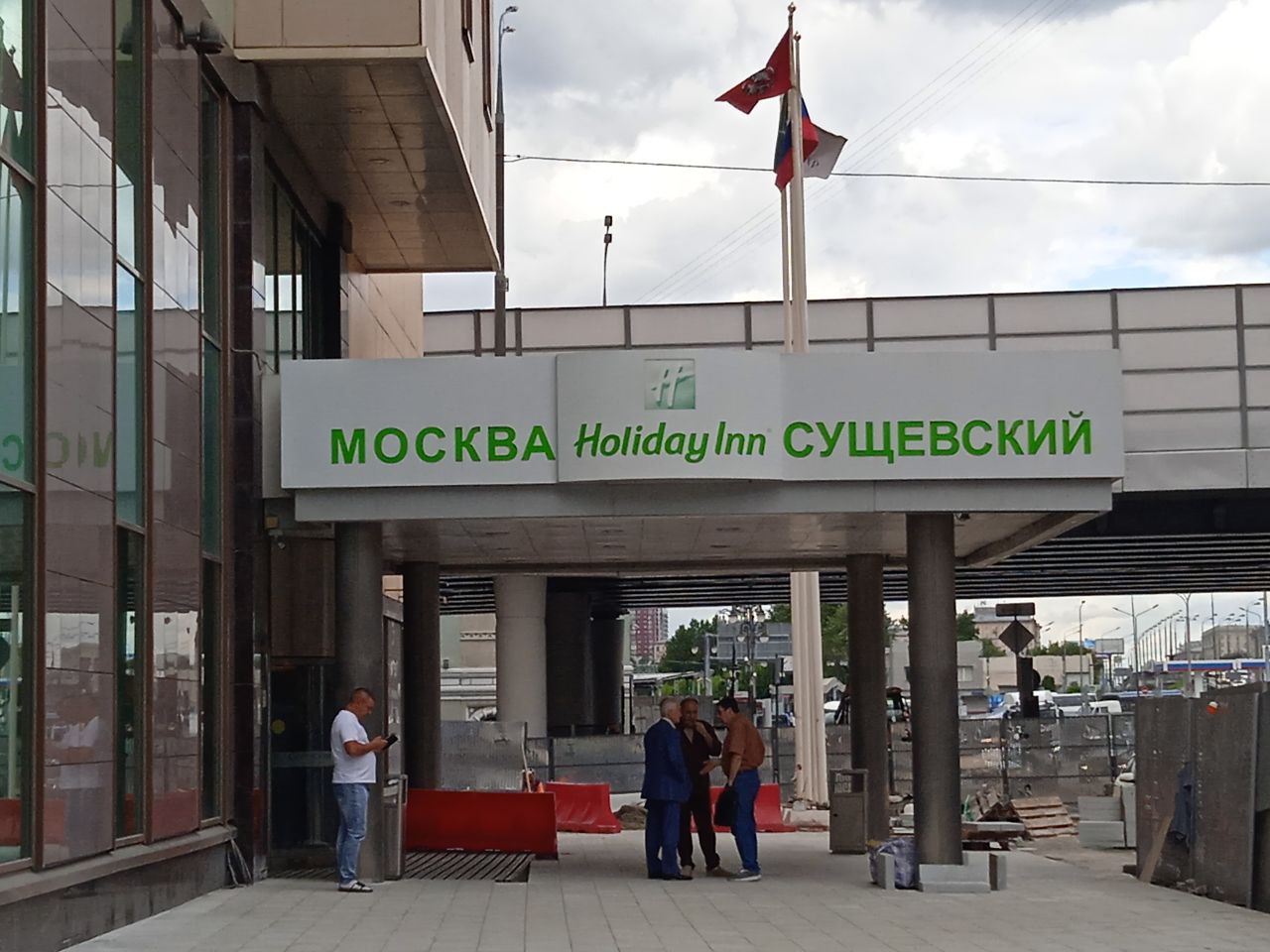 Странная заваруха в престижном отеле на Сущевском валу - оттуда сегодня рано утром госпитализировали с ножевым ранением в живот председателя профкома крупной нефтяной компании. Мужчина приехал в Москву на курсы повышения квалификации, остановился в гостинице, но здесь произошло нечто криминальное. Подробности выясняются. UPD: профсоюзного босса ударил ножом босс банковский - тоже был в Москве на конференции и познакомился в гостинице с земляком-татарином. А знакомства разные бывают. Общего языка даже татарского собутыльники не нашли, поэтому заговорили острые предметы.