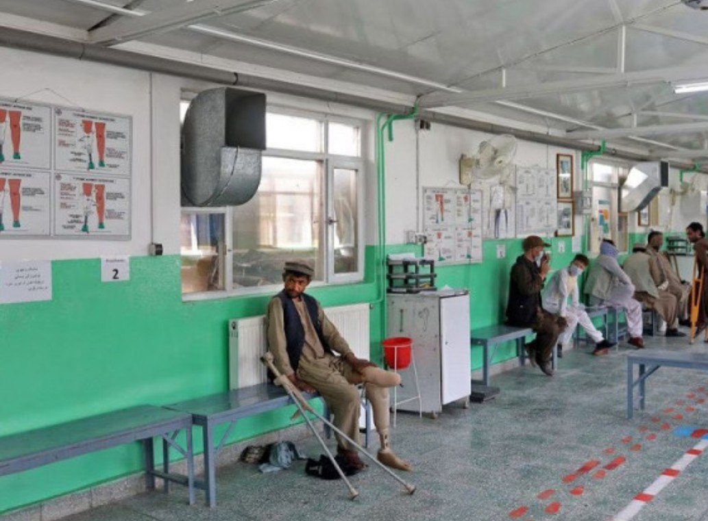 Есть и альтернативная модель медицины Кафедры пророческой медицины появятся медицинских вузах Афганистана сообщает афганский новостной портал Ariana news Министерство высшего образования Афганистана объявило что верховный лидер Исламского Эмирата Хайбатулла Ахундзада одобрил создание кафедр пророческой медицины Пророческая медицина в исламе сборник советов по лечению болезней и гигиене основанный на медицинском опыте пророка Мухаммеда Одним из её главных постулатов является духовная составляющая исцеление больного с помощью чтения Корана а также избежание по мере возможности хирургического вмешательства Авторами руководств по пророческой медицине были не врачи а улемы ученые богословы которые собирали воедино и объясняли советы Мухаммеда Фото The Express Tribune