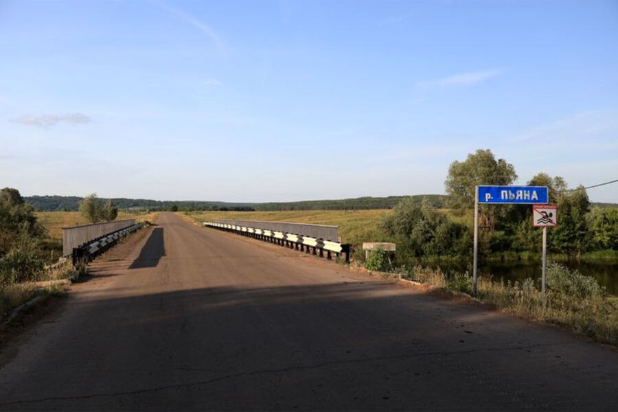 Трагедия в Нижегородской области: в реке Пьяна утонули сотрудники прокуратуры В Нижегородской области произошла трагедия: в реке Пьяна утонули два прокурора, помощник прокурора и секретарь прокуратуры. Об этом сообщает Telegram-канал Mash и другие источники. Инцидент произошел вечером 17 июля вблизи поселка Пильня. По предварительной информации, компания сотрудников прокуратуры отмечала день рождения, распивая спиртные напитки. Затем они решили покататься на служебном автомобиле УАЗ, который в результате съехал в реку. Известно, что в автомобиле находилось пять человек: трое мужчин и две женщины. Одному из пассажиров удалось выбраться из тонущей машины и обратиться за помощью к очевидцам, которые вызвали спасателей. Сегодня водолазы извлекли из реки тела двух мужчин 1977 и 1997 года рождения, а также двух женщин 1977 и 1983 года рождения. По предварительным данным, за рулем в момент трагедии находился помощник прокурора Пильнинского муниципального округа. Обстоятельства произошедшего выясняются. Проводится расследование.