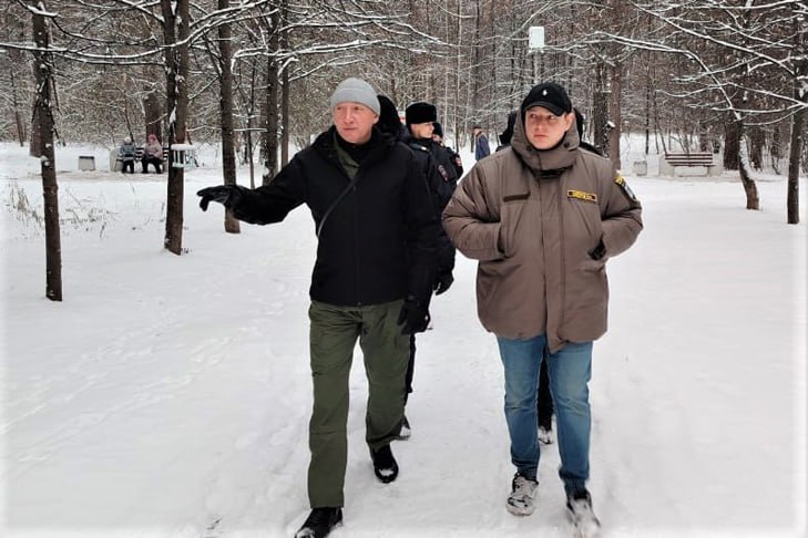 Ветераны СВО становятся защитниками природы в Новосибирской области Участники регионального проекта Герои НовоСибири могут попасть на стажировку в министерство природных ресурсов и экологии Новосибирской области Такая возможность представилась ветерану СВО Роману Першенко Для человека прошедшего суровые испытания передовой лесные массивы и особо охраняемые территории становятся с одной стороны новым а с другой привычным полигоном для применения своих сил Стажировка Романа это глубокое и системное погружение в одну из многогранных сфер государственного управления Он знакомится с работой министерства по ключевым направлениям наши специалисты делятся теорией и показывают все нюансы практической работы от устройства министерства до ежедневных задач вне рабочего кабинета рассказал министр природных ресурсов и экологии региона Евгений Шестернин Роман Першенко принял участие в рейдовом мероприятии на территории Дендрологического парка Работа эколога это тоже служба требующая принципиальности и решимости отметил Роман Першенко