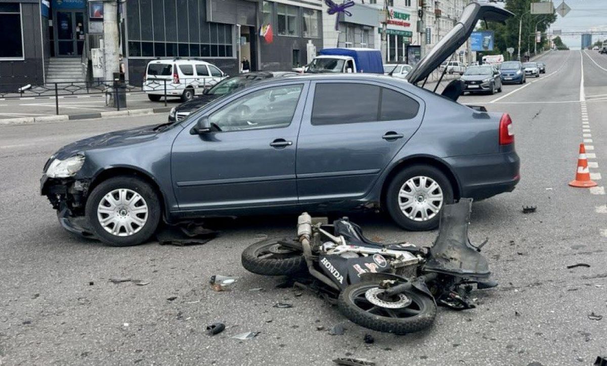Автомобиль сбил мотоциклиста на перекрестке в центре Воронежа     Инцидент случился накануне, в 13:05 у дома № 66 по улице Плехановской. Предварительно, водитель автомобиля «Шкода Октавия», 48-летний житель Воронежа, при проезде перекрестка столкнулся с мотоциклом «Хонда R-125» под управлением 30-летнего местного жителя.  ↗  Прислать новость   Подписаться