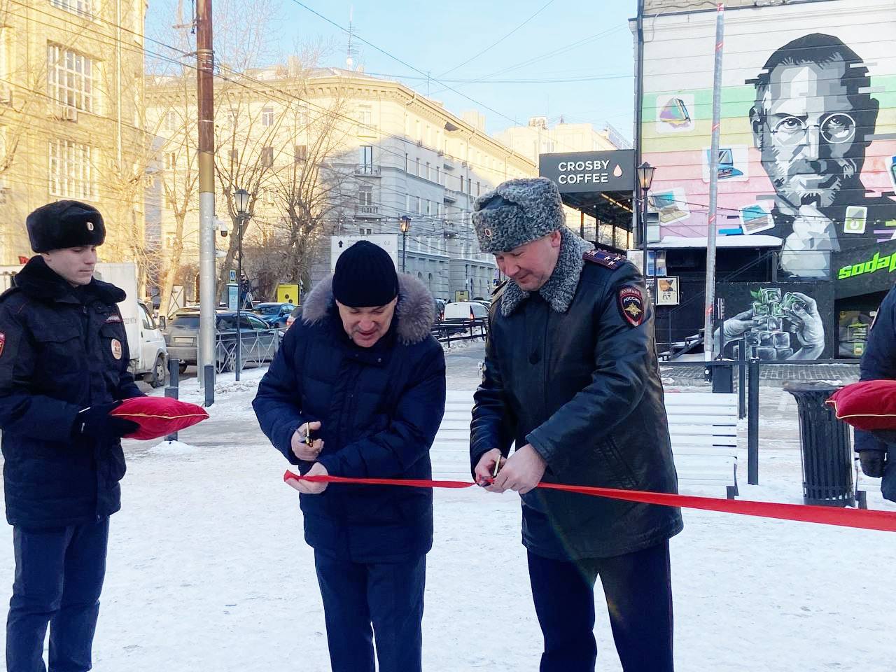 Сегодня в Первомайском сквере открылся модульный пункт полиции. Он оснащён современными техническими средствами, средствами связи и имеет удалённый доступ к информационному центру.   Установка таких пунктов – результат совместной работы с полицией и правительством Новосибирской области.  В прошлом году муниципалитет передал четыре модуля Управлению МВД России по городу Новосибирску. Их установили на площади Калинина, в парке «Затулинский», на улице Одоевского в Первомайском районе и в Нарымском сквере. Всего в городе теперь восемь таких пунктов.   Обеспечить охрану общественного порядка – одна из важнейших задач для Новосибирска. Уверен, что благодаря профессионализму сотрудников правоохранительных органов жители и гости города будут чувствовать себя в безопасности.