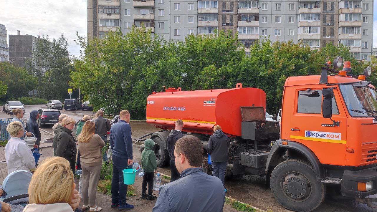 Красноярцы выстроились в очередь за водой в «Белых Росах»  Её нет уже второй день. Первые две цистерны подъехали к 9 утра на Карамзина, 6 и Ярыгинской набережной, 3. Еще одна стояла с 10:30 на Карамзина, 4.  Специалисты уже откачали воду из резервуара КНС на Карамзина, 8. Сейчас коммунальщики вручную чистят от мусора затопленный насосный агрегат, говорят в «КрасКоме».