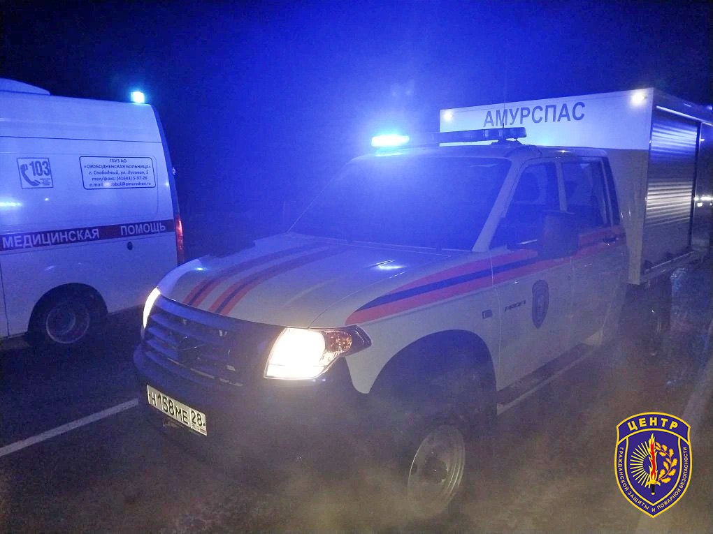 Федеральная трасса ДТП с погибшим 21 декабря около 20 00 на 1382 километре Федеральной автодороги Р297 Амур произошло ДТП с участием легковых автомобилей Nissan Skyline и Toyota Wish а также стоявшей на обочине фуры FOTON Для оказания помощи на ДТП от Амурского центра ГЗ и ПБ привлечена дежурная смена Поисково спасательной группы из Свободного Травмы различной степени тяжести получили 3 человека находившиеся в Toyota Wish В результате двух последовательных столкновений очень сильно поврежден Nissan Skyline его водитель погиб Спасатели деблокировали погибшего пострадавшие переданы бригаде скорой медицинской помощи