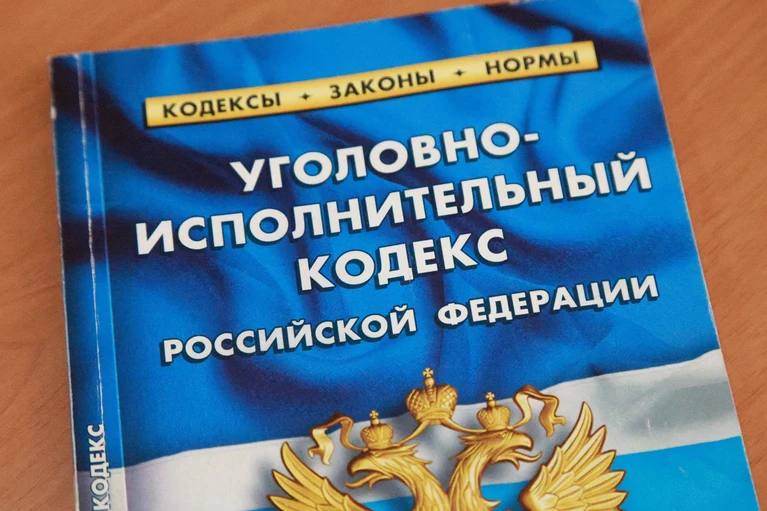 На Алтае подростки сушили вещи на Вечном огне Региональный Следком возбудил уголовное дело по факту осквернения символа воинской славы в Рубцовске. Как сообщили в СУ СК и прокуратуре края, в соцсетях появилось видео, на котором трое подростков сушат личные вещи на Вечном огне на Мемориальном комплексе в Рубцовске. По данному сообщению следственные органы возбудили уголовное дело по ч. 4 ст. 354.1 УК РФ осквернение символов воинской славы России, оскорбление памяти защитников Отечества, совершенные группой лиц . «При взаимодействии с сотрудниками ОВД все несовершеннолетние участники произошедшего установлены. Сейчас следователи проводят допросы, запрошена информация в органах системы профилактики, изучаются условия жизни и воспитания детей, проводятся другие следственные действия», - сообщили в СУ СК по краю. По поручению прокурора края Антона Германа организована проверка исполнения законодательства о профилактике правонарушений несовершеннолетних. Установление обстоятельств произошедшего прокуратура поставила на контроль. Комсомольская правда