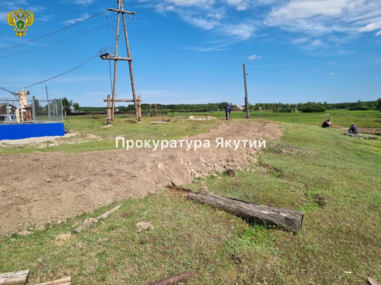 В Таттинском районе разгорелся скандал бывшего главу Жохсогонского наслега подозревают в превышении должностных полномочий В июне 2023 года администрация заключила договор с предпринимателем на ремонт дамбы в селе Боробул Сумма контракта более 3 3 миллиона рублей Но вот незадача деньги перечислили а работы так и не были выполнены Теперь бывшему главе который сейчас заседает в районном Совете депутатов грозит уголовное наказание Прокуратура контролирует ход расследования Sakhapress Все новости Якутии на NewsOfYakutia