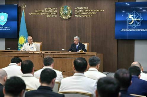 Токаев Сопредельная страна перегнала за рубеж через казахстанский банк более 13 млрд Президент Казахстана Касым Жомарт Токаев потребовал от Агентства по финансовому мониторингу АФМ усилить контроль над незаконными и сомнительными операциями коммерческих банков Председатель АФМ Жанат Элиманов недавно доложил мне о действиях одного из казахстанских банков через который из сопредельной страны в 2025 году перегнали более 7 триллионов тенге свыше 13 млрд в другие страны 1  С точки зрения закона экономики даже политики это на мой взгляд возмутительный факт подчеркнул президент С его слов подобного рода фактов касающихся мошеннических финансовых схем по прежнему немало При этом Токаев не указал ни названия банка ни страну которая пользовалась его услугами Подробнее на нашем сайте Актуальные новости из Центральной Азии fergananews