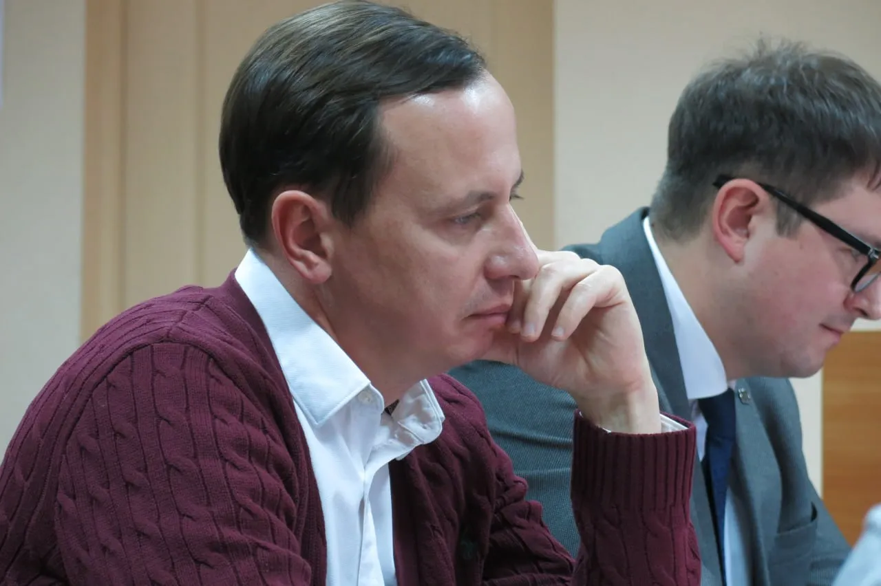 С челябинского депутата Галкина взыскали 16 3 млн рублей в пользу России Иск прокуратуры об изъятии его элитной недвижимости в Москве суд удовлетворил частично Народному избраннику придется выплатить в доход государства 16 3 млн рублей законность получения этой суммы в общем объеме выплаченных за квартиру денег адвокатам Александра Галкина подтвердить не удалось Также ему и супруге придется заплатить по 110 тысяч рублей в счет судебной пошлины С точки зрения силовиков материальное положение родственников депутата и его собственное не позволило бы приобрести элитную недвижимость в Москве Между тем Галкин в ипотеку приобрел квартиру в ЖК Hide в московских Раменках за 35 млн рублей Главный политический канал Урала Мы в МАХ
