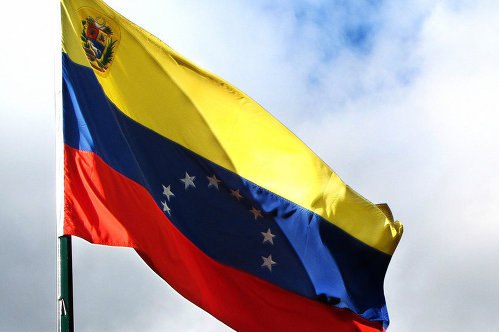 МИД отменил рекомендацию россиянам воздержаться от посещения Венесуэлы МИД России отменил рекомендацию россиянам воздержаться от посещения Венесуэлы Об этом сообщает ТАСС со ссылкой на данные министерства Как подчеркнула официальный представитель МИД РФ Мария Захарова власти страны контролируют внутреннюю ситуацию и обеспечивают общественный порядок а национальный туристический сектор сигнализирует о готовности к восстановлению полноформатного режима работы поскольку значительное число авиаперевозчиков объявило о намерении возобновить полеты в Венесуэлу С учетом изложенного не видим необходимости в сохранении ранее озвученных рекомендаций относительно посещения российскими гражданами Боливарианской Республики Венесуэла указала Захарова aviaru net n292821