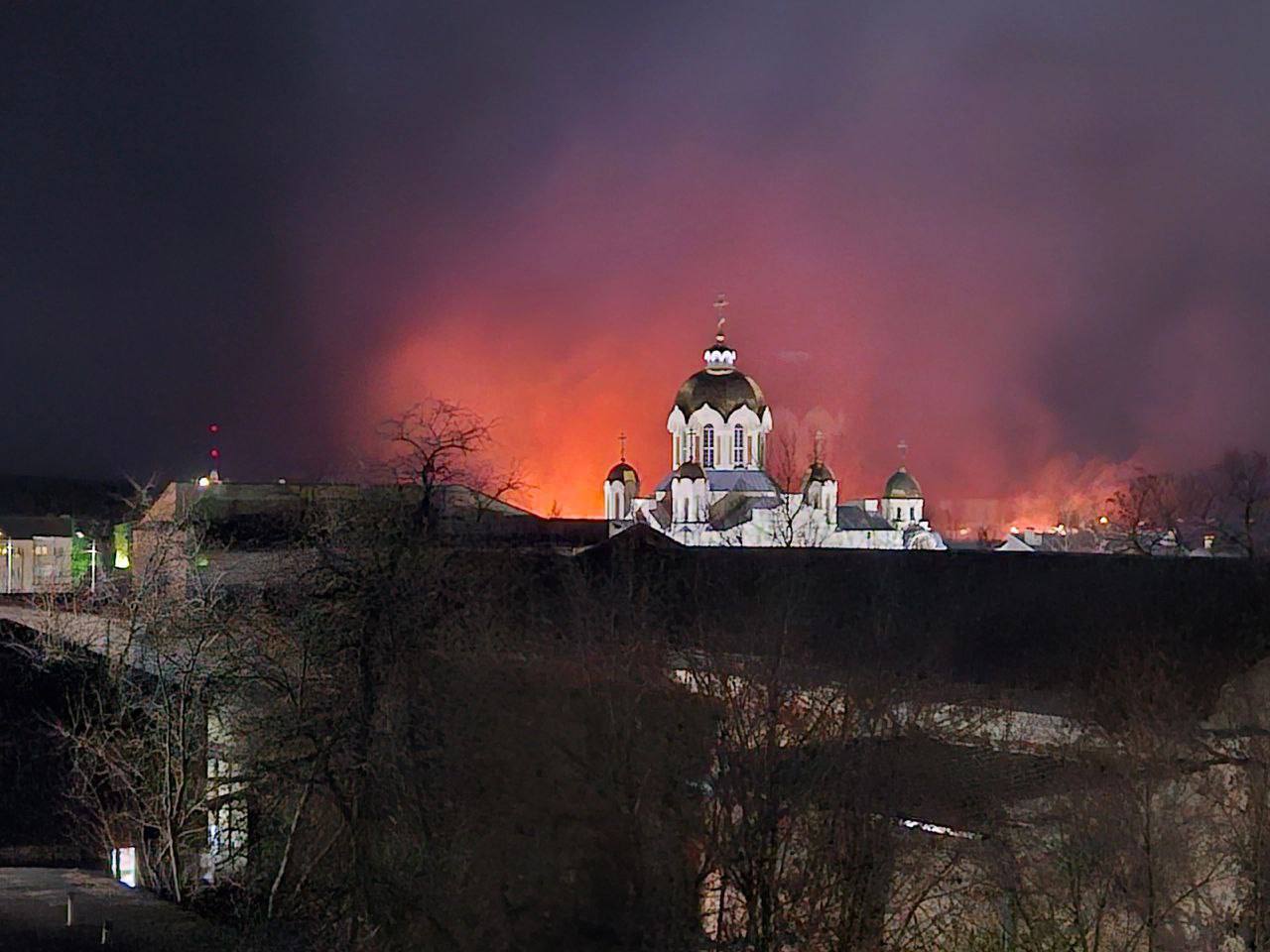 Вечерний ландшафтный пожар в Россошанском районе показали на фото  Сухая трава горела вчера на улице Калинина в селе Подгорное.  Возгорание потушили в 21:14. Огонь охватил около трёх гектаров.  Фото: Регион 36   Большой воронежский. Подписаться