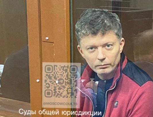 Эск главу Фонда капремонта Подмосковья Валерия Николова задержали перед отлётом в Турцию в попытке скрыться от следствия по делу о получении взяток Николов пытался вылететь без обратной путёвки и бронирования проживания Информация о покупке билета была получена в результате оперативно розыскных мероприятий включая прослушивание телефонных переговоров Кроме того бывший руководитель решил скрыть свой отъезд проинструктировав соответствующим образом близкое окружение Ранее в ноябре 2024 Тверской суд Москвы арестовал Николова по делу о взятках в особо крупном размере ему грозит до 15 лет По версии следствия он и другие фигуранты получали деньги от посредников и руководства компаний занимавшихся капремонтом домов в регионе