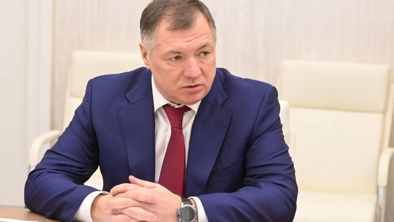 Марат Хуснуллин: При центральной городской больнице Светлодарска в ДНР восстановлена поликлиника В Донбассе и Новороссии стройкомплекс России продолжает вести работу по восстановлению и капремонту объектов здравоохранения, после чего жители смогут получать там медицинскую помощь в современных условиях. Так, обновлённая поликлиника в Светлодарске Донецкой Народной Республики ежедневно готова принимать до 500 пациентов, сообщил Заместитель Председателя Правительства Марат Хуснуллин. «В воссоединённых регионах проводится большая работа, чтобы создать такую социальную инфраструктуру, благодаря которой повысится качество жизни и будут оказываться услуги в комфортных условиях. Программа социально-экономического развития Донбасса и Новороссии имеет комплексный подход и включает в себя не только строительство и восстановление зданий, но и инструменты по привлечению специалистов, которые будут работать в том числе в сфере здравоохранения. Говоря об объектах, в Светлодарске, например, завершили капремонт поликлиники при центральной больнице. Всего таких восстановленных и обновлённых объектов в воссоединённых регионах у нас порядка 300. Для работы в них в том числе привлекаются медработники по программам “Земский доктор„ и “Земский фельдшер„. Таких специалистов на сегодня более 100», – рассказал Марат Хуснуллин. Вице-премьер добавил, что в ходе капремонта здания площадью 7 тыс. кв. м под контролем специалистов ППК «Единый заказчик в сфере строительства» заменили крышу, окна и двери, провели отделку внутренних помещений и модернизировали инженерные системы. «Реализация программ поддержки воссоединённых регионов остаётся одним из ключевых приоритетов Минстроя России. Особое внимание уделяется развитию социальной инфраструктуры, в том числе здравоохранения. С 2022 по 2024 год жителям выдано 3,6 млн полисов ОМС, что гарантирует гражданам все возможности системы обязательного медицинского страхования. Это важный шаг в интеграции исторических регионов в единое социальное пространство страны», – сообщил замминистра строительства и ЖКХ Алмаз Хусаинов. Источник: