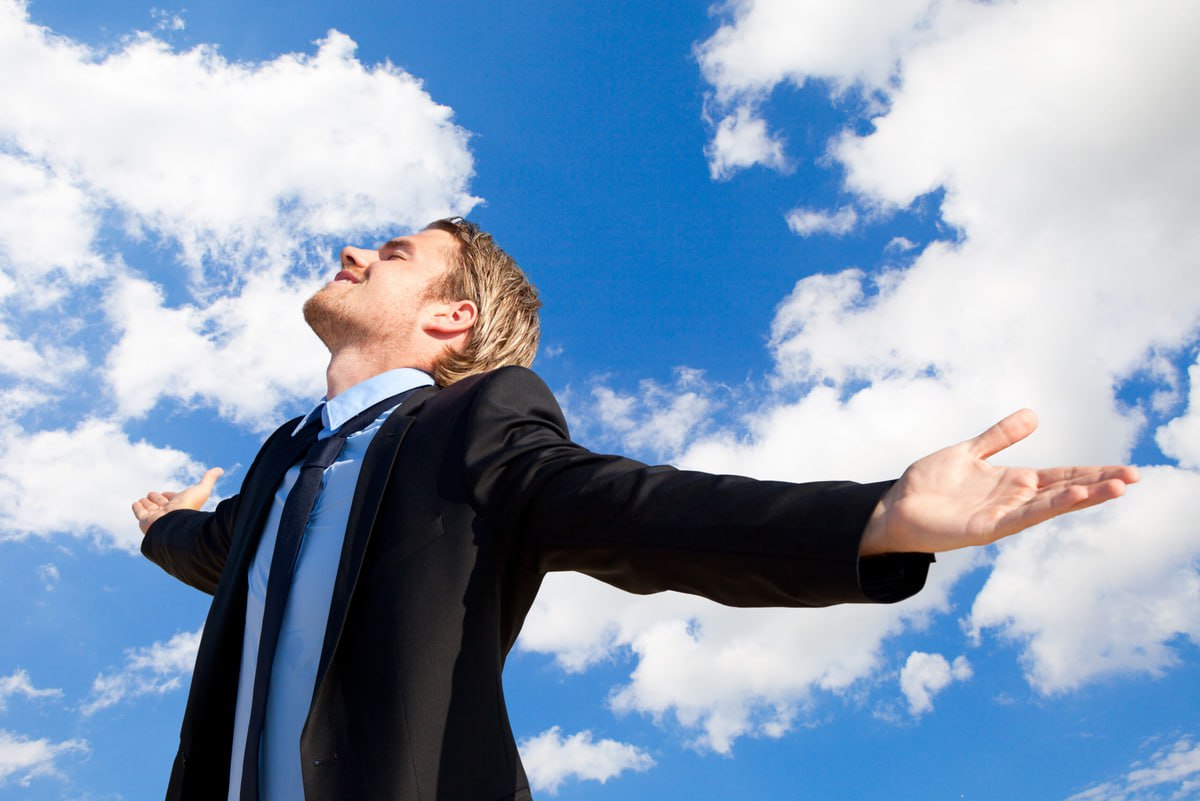 Почти треть 29 участников опроса hh ru рассказали что в этом году ушли из компаний с которыми не сложились отношения и не жалеют об этом Это оказалось самой распространенной позитивной переменой в карьере опрошенных особенно у женщин и молодежи 18 24 лет 26 респондентов назвали значимым успехом в этом году полноценное время для отдыха в отпуске Это было особенно важным для жительниц крупных городов в том числе Москвы и Санкт Петербурга Молодежь 18 24 года чаще находила новую работу и осваивала новые профессии 38 а респонденты 25 34 лет чаще добивались повышения зарплаты 25 jkinvest news jkinvest