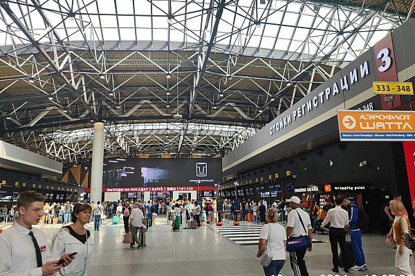 Стойки самостоятельной сдачи багажа введут в терминале С Шереметьево в 2026 году Аэропорт Шереметьево планирует установить 16 стоек самостоятельной регистрации пассажиров и багажа в терминале C в 2026 году рассказал в кулуарах XIX Международного форума Транспорт России заместитель гендиректора по управлению аэровокзальными комплексами и обслуживания литерных рейсов аэропорта Шереметьево Дмитрий Кайгородов Об этом сообщает Агентство городских новостей Москва Он уточнил что 17 ноября в терминале В аэропорта Шереметьево заработали еще 10 киосков в дополнение к 12 которые функционируют с 2019 года Итого их стало 22 в терминале В aviaru net n289899
