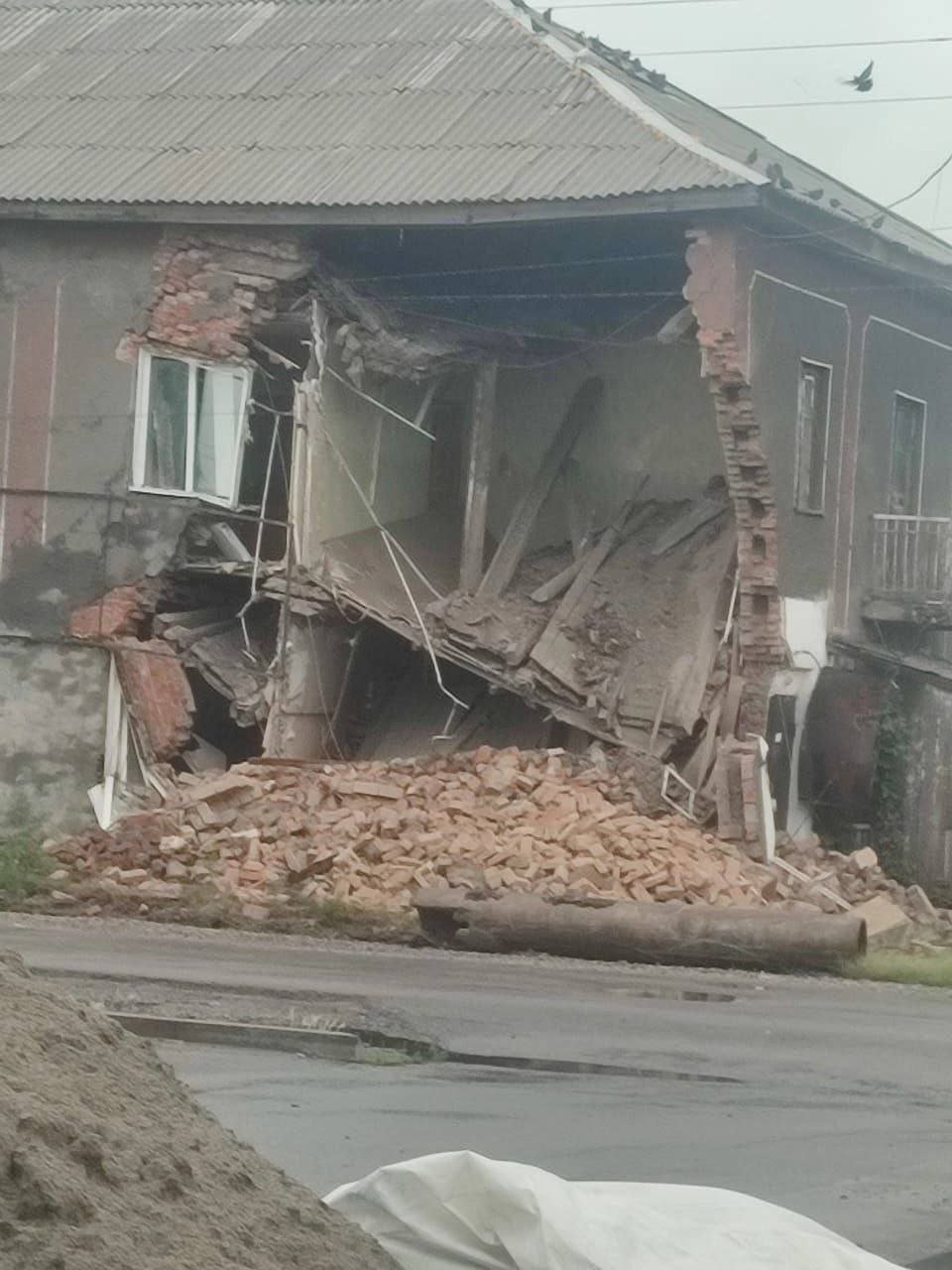 Угол жилого дома обрушился в Алейске ЧП произошло поздно ночью 9 июня из-за проведения ремонтных работ, а также подмыва фундамента. Речь идет о доме, находящемся на улице Сердюка, 156. Погибших и пострадавших нет. Угрозы дальнейшего обрушения нет, уточнили в ГУ МЧС по Алтайскому краю. Причины случившегося устанавливаются. Жильцов дома переселяют в пункты временного размещения. Катунь 24