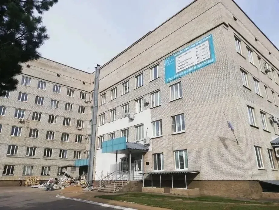 Руководитель Вяземской районной больницы отстранена до завершения внутренней проверки Причиной кадровых решений стали обращения сотрудников больницы направленные губернатору края Медики озвучили ряд проблем включая некорректное начисление заработной платы перегрузки трудности с выполнением планов и нерешенные организационные вопросы В связи с этим исполняющая обязанности главного врача Елена Стороженко временно отстранена от занимаемой должности  Губернатор Дмитрий Демешин поручил вице губернаторам Артему Мельникову и Сергею Кузнецову лично разобраться в сложившейся ситуации и принять меры для решения проблем медицинских работников В ходе визита в больницу вице губернаторы встретились с коллективом выслушали претензии сотрудников и обозначили пути решения озвученных проблем К проверке соблюдения трудового законодательства привлечены представители краевого профсоюза работников здравоохранения и комитета по труду и занятости населения Региональные власти настроены решительно на устранение системных проблем ХАБАРОВСКИЙ КРАЙ в МАХ