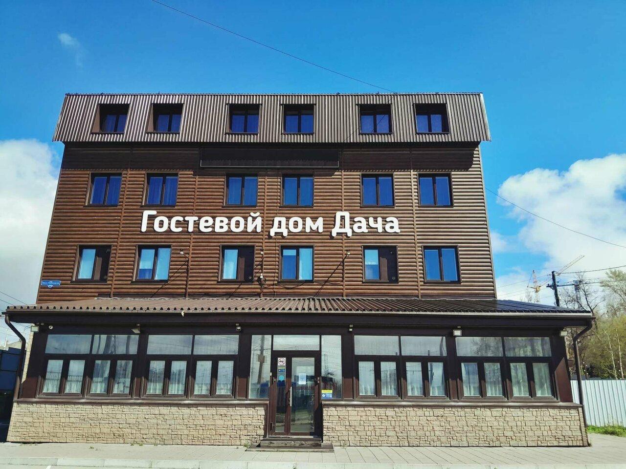 Гостевой дом Дача опечатали в Перми В заведении на шоссе Космонавтов 323 судебные приставы опечатали 14 номеров поскольку там нарушались градостроительные пожарные и санитарные нормы Проблемы с этим зданием продолжаются несколько лет Ранее проверки показали что к трехэтажному дому без разрешения достроили четвертый мансардный этаж Предприниматель незаконно размещала там гостиницу нарушая правила безопасности Подпишись на КП Пермь