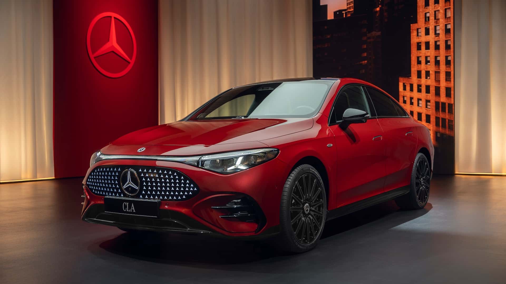 Mercedes показала обновленный CLA 2026. Как вам?  Будут как гибриды, так и полностью электрические версии с запасом хода до 800 км и разгоном до «сотни» за 4.8 сек в топе.  Продажи запустят осенью, цена ожидается от 4.7 млн ₽  $55 000 .