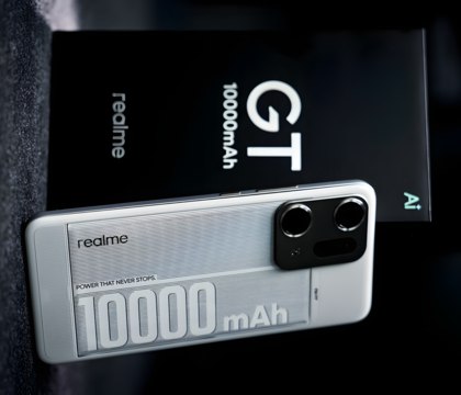 realme показала изображение концептуального смартфона GT с батареей на 10 000 мА ч Сейчас realme активно подогревает интерес к серии Realme GT7 в разных странах. Но также в компании думают о будущем. И оно за смартфонами с большими аккумуляторами. В апреле HONOR представила модель Power с батареей на 8000 мА ч — это наибольшая емкость среди смартфонов в традиционном форм-факторе. Но realme готова пойти еще дальше. Читать далее