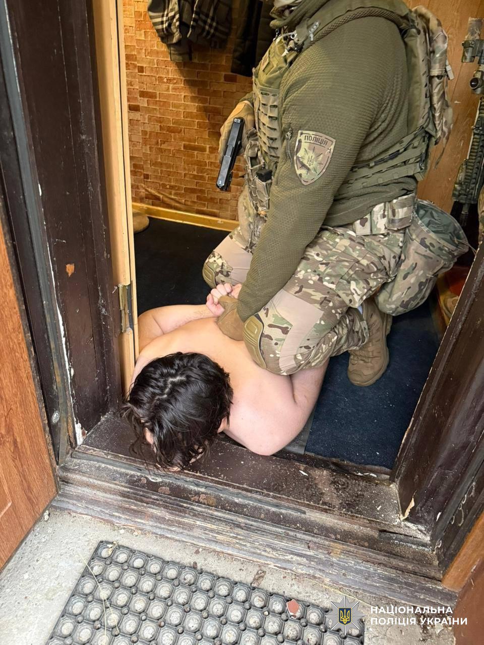 Нацполиция проводит более 200 обысков в рамках спецоперации по ликвидации наркобизнеса в Украине Ликвидированы нарколаборатории и склады по фасовке альфа-PVP, амфетамина и мефедрона. Напомним, ранее стало известно, что правоохранительные органы Украины расследуют причастность топ-чиновников СБУ к международный сети наркотрафика. Коррупционная сеть слишком масштабна и затрагивает многих высокопоставленных офицеров украинских спецслужб.