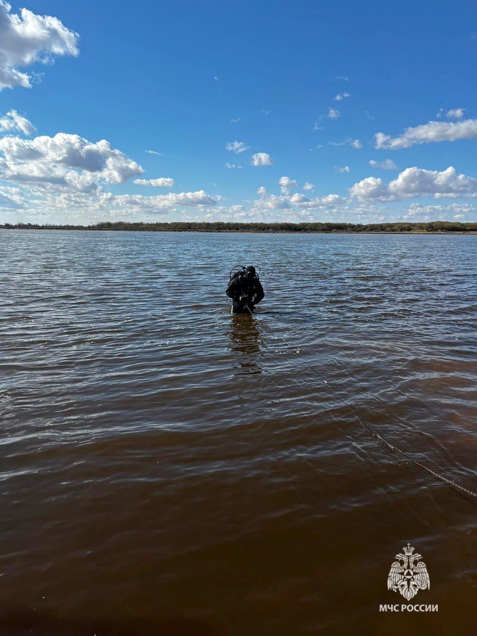 Под водой ничего...  В районе им. Лазо хабаровские спасатели МЧС России проводили поисковые работы на реке Уссури в районе с. Аргунское, где предположительно при столкновении двух катеров упал в воду 45-летний мужчина. По запросу полиции водолазы выполнили 3 спуска на глубину до 6 метров. Осмотрено около 4500 квадратных метров дня,  а также береговая линия. В настоящее время проводятся оперативно-следственные мероприятия.  Сел в лодку - соблюдай меры безопасности: - надевай спасательный жилет; - не перегружай судно; - выходи на воду только на исправном катере; - смотри прогноз погоды заранее; - не выходи на судовой ход других лодок; - соблюдай правила района плавания.    Безопасность начинается с тебя!   #спасатели #поиски