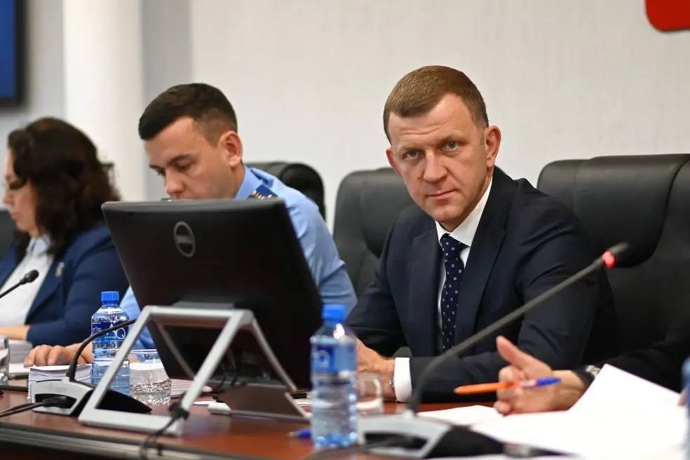 Педагогам могут увеличить компенсацию за ипотеку с 20 до 25 тысяч рублей Предложение поддержали депутаты на заседании городской Думы. ↗ Такую выплату работники дошкольного и школьного образования получают каждый месяц. Новую меру соцподдержки ввели весной прошлого года. Сейчас ей пользуются 1100 человек. Меры поддержки привлекают в отрасль новых специалистов, а также решают вопрос с дефицитом кадров. Например, за последний год в кубанскую столицу из других регионов приехали работать 69 педагогов школ «Будем и дальше помогать людям, которые воспитывают и учат наших детей», — написал Евгений Наумов. Новости тут Прислать фото/видео