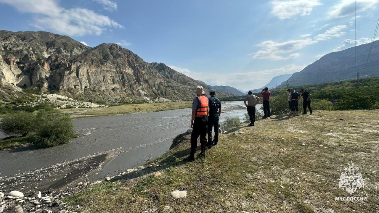 В районе населённого пункта Гигатли-Урух Цумадинского района продолжаются поисковые работы по поиску мужчины 1956 года рождения, упавшего 23 июля с переправы в реку Андийское Койсу.  В работах привлечены 198 человек.    #МЧСДагестан #МЧС05