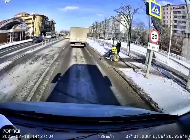 В Дмитрове на пешеходном переходе сбили инвалида-колясочника