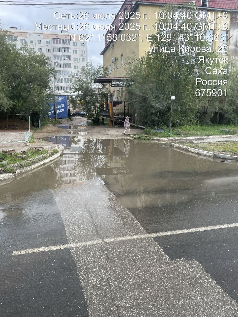 Откачка ливневых вод с заниженных мест на территории Центрального округа.