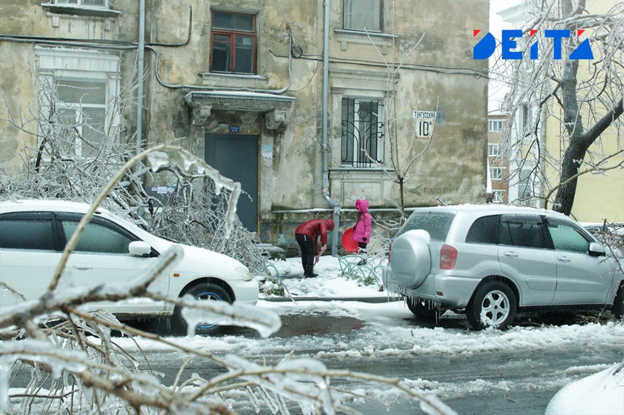 Очередной жертве гололёда понадобилась госпитализация во Владивостоке Очередной случай травмирования пешехода зафиксирован во Владивостоке по адресу Адмирала Горшкова 83 По сообщениям очевидцев мужчина поскользнулся во дворе жилого дома и от сильного удара потерял сознание Данный участок предположительно входит в зону ответственности местной управляющей компании Это происшествие пополнило список серьезных инцидентов связанных с последствиями снегопада от 23 декабря Ранее сообщалось о школьнице получившей переломы лицевых костей и потерявшей память после падения по пути в школу 61 Также медицинская помощь потребовалась мужчине на перекрестке Светланской и Алеутской и пенсионерке на улице Добровольского Пока прокуратура Владивостока контролирует процесс устранения нарушений в содержании дорог в отношении глав соседних муниципалитетов Артема и Фокино уже возбуждены административные дела за ненадлежащую уборку территорий Deitaru