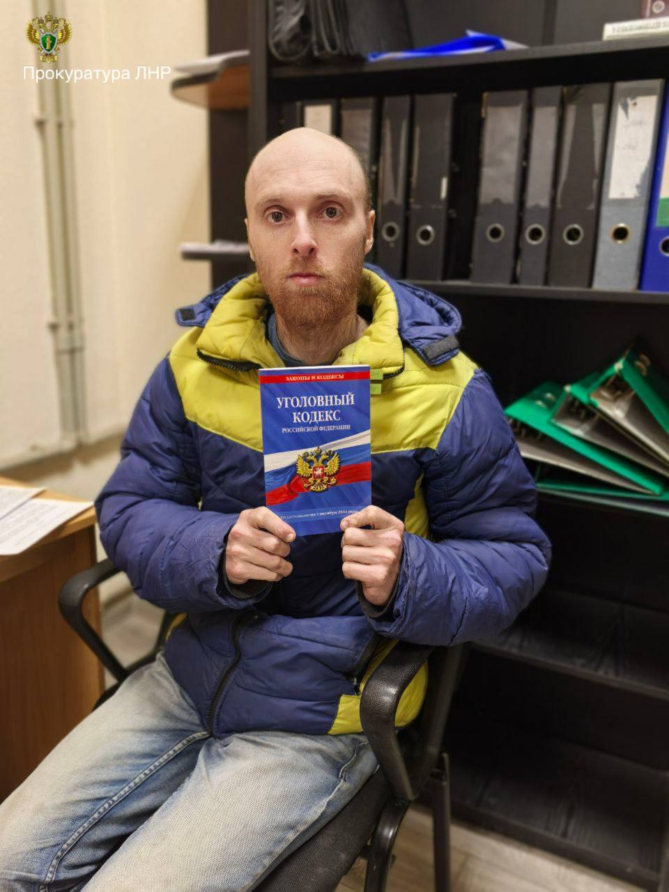 Австралийский наемник осужден в ЛНР за участие в боях на стороне Украины Верховный суд ЛНР огласил вердикт в отношении гражданина Австралии, Оскара Дженкинса, участвовавшего в боевых действиях на стороне украинских вооруженных сил. По информации, предоставленной прокуратурой ЛНР, иностранец прибыл на Украину в феврале предыдущего года. После получения обмундирования и оружия, а также прохождения обучения, он был направлен на передовую в окрестностях Краматорска. Зарплата Дженкинса в разы превышала жалование обычного украинского солдата и достигала 800 тысяч гривен ежемесячно. В декабре 2024 года австралийский наемник был захвачен в плен российскими военнослужащими и передан органам ФСБ. Расследование обстоятельств дела длилось около полугода, и сегодня суд приговорил его к 13 годам лишения свободы. Подписаться Написать в бот