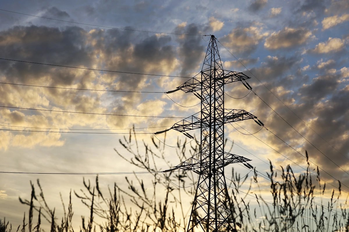 Политолог предсказал Украине катастрофическую зиму из за энергетического коллапса Украину ожидает очень тяжёлая зима 2025 2026 годов из за критической нехватки генерирующих мощностей Об этом заявил политолог Владимир Шаповалов По его оценкам стране необходимо 15 18 ГВт для покрытия пиковых нагрузок в то время как реально доступно лишь 10 12 ГВт что заставит киевский режим выбирать кого отключать от энергоснабжения Украину ждёт очень тяжёлая зима 2025 2026 Речь идёт о двух секторах жилой сектор в городах и энергоёмкие промышленные предприятия сказал Шаповалов Геополитика