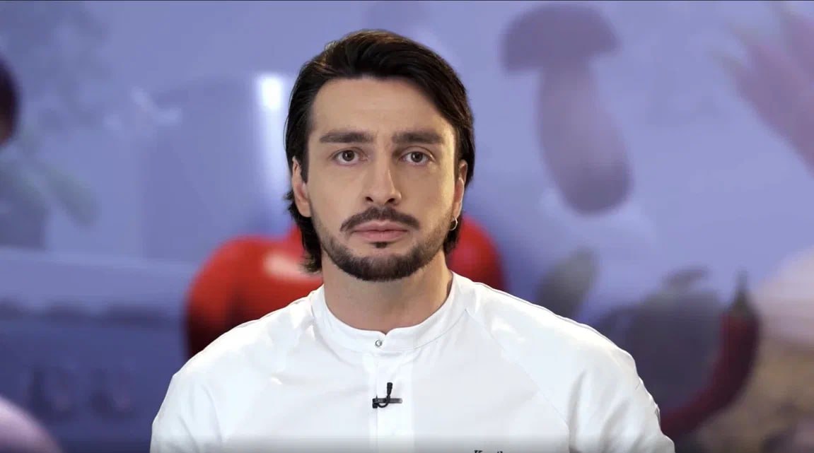 Шеф повар из Кирова пришёл на кастинг Битвы шефов на Пятнице 34 летний Беслан Коротков принёс на кулинарное шоу Константина Ивлева и Рената Агзамова хачапури с добавлением мацони грецкого ореха инжира и сыра бри Как сообщили организаторы проекта если кировчанин пройдёт кастинг шефов то он попадёт в команду одного из них Эфир с участием Беслана Короткова выйдет сегодня в 19 00 на телеканале Пятница 16