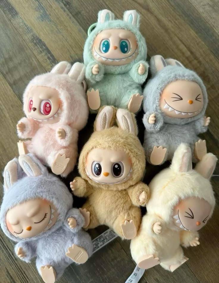 На просторах интернета завирусилась новая трендовая игрушка – Labubu!  Ее также часто используют, как модный аксессуар в виде брелка на сумках или рюкзаках   Игрушку создал гонконгский художник и иллюстратор детских книг Касинг Лунг.   Labubu продаются в формате «сюрприз-боксов», где покупатель не знает, какая именно фигурка ему попадется. Игрушки выпускаются в различных сериях и стилях, включая лимитированные коллекции    Самые быстрые селлеры уже успели закупить Labubu и начали продавать их на маркетплейсах.   Как вам такой тренд?