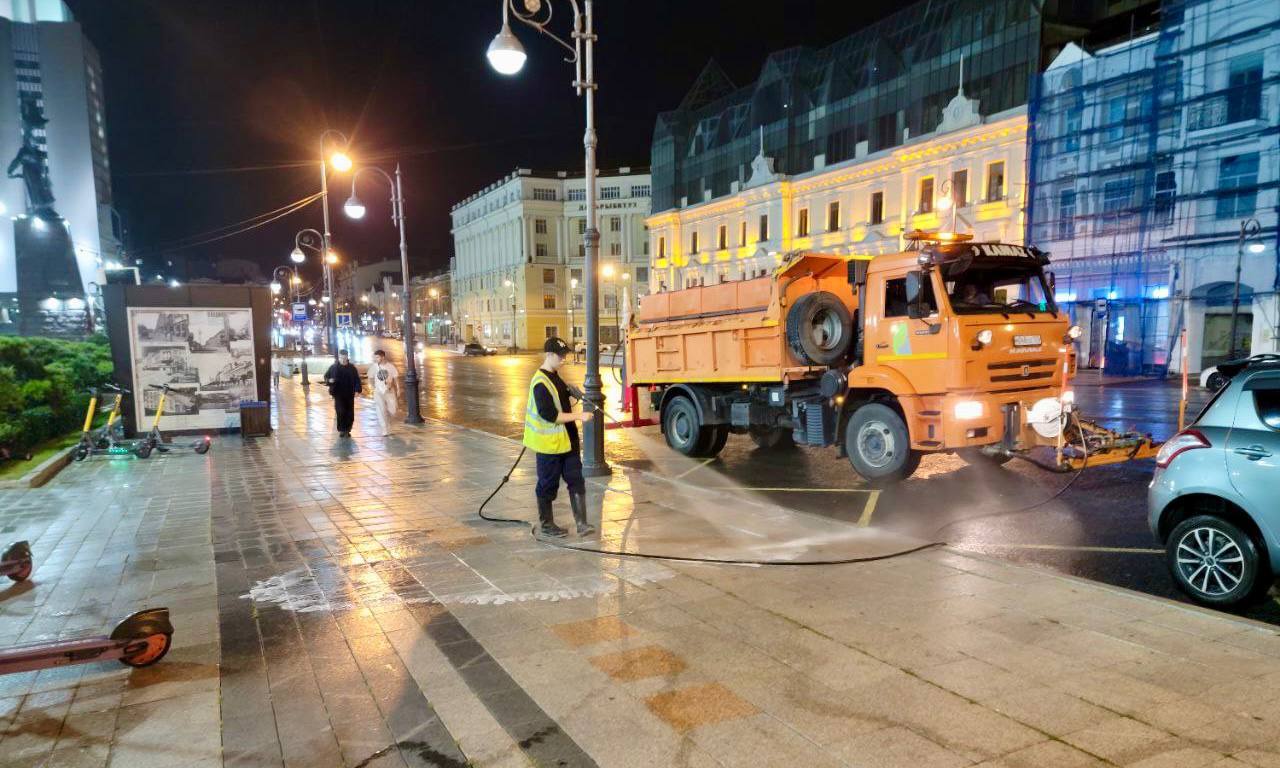 На 52 улицах Владивостока на прошлой неделе провели комплексную уборку.  На Енисейской, Чкалова, Фадеева, проспекте 100-летия Владивостока, Кирова, Сипягина, Свердлова и трассе Седанка – Патрокл с помощью спецтехники и вручную убрали грязь, грунт и мусор.   Порядок также навели на Верхнепортовой, Пушкинской, Успенского, Алеутской, Вострецова, Амурской, Южно-Уральской и других улицах.  Остановки общественного транспорта на Сафонова, Никифорова, Русской, Кирова, Чкалова, Енисейской и на Университетском проспекте.   Несанкционированные свалки убрали в поселке Канал и на улице Нефтеветка.     #Санитария #ДорогиВладивостока