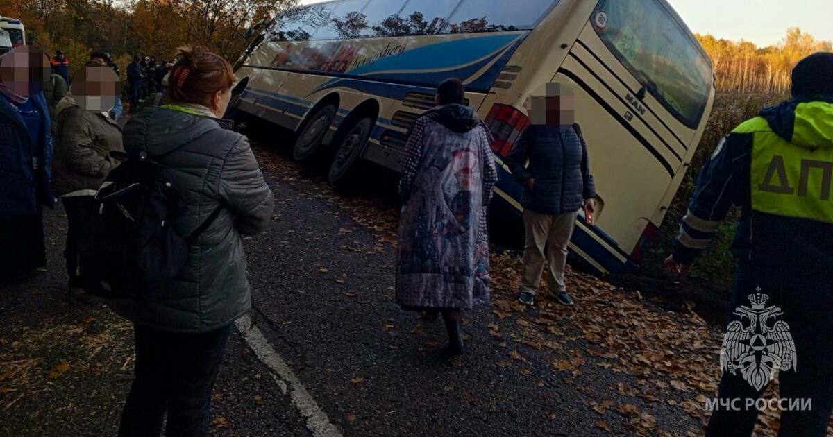 Под Полесском улетел в кювет автобус с туристами Инцидент произошёл в субботу 25 октября В автобусе в этот момент было 40 человек Специалисты МЧС России эвакуировали пассажиров через переднюю дверь Пострадавших нет Туроператор направил на место происшествия второй автобус и все пассажиры благополучно добрались до места назначения На месте работали 15 человек личного состава и 3 спецавтомобиля