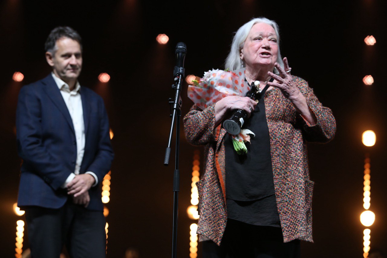 Зал приветствует легенду сцены Людмилу Полякову Народная артистка России Людмилу Полякову получает Звезду Театрала в самой почетной номинации Легенда сцены Уже более 30 лет она служит в Малом театре где создала более 20 образов Ее героини женщины с сильным характером и сложной судьбой Статуэтку мима актрисе вручает Сергей Царенко директор лечебно реабилитационного центра Минздрава России заслуженный врач России профессор член Общественного совета премии Звезда Театрала Фото Валерия Новокрещенова Проект реализуется при поддержке Президентского фонда культурных инициатив