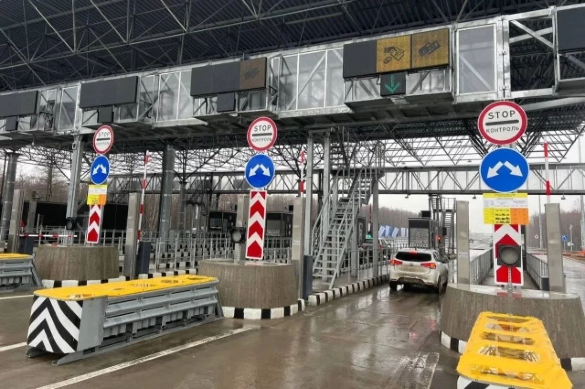 Водители смогут оплатить проезд по платным дорогам по номеру автомобиля ВТБ запускает сервис для быстрого поиска и оплаты проезда по платным дорогам по номеру автомобиля Провести платеж можно в онлайн приложении или на портале Госуслуг без комиссии Система автоматически найдет актуальные начисления и подгрузит реквизиты для оплаты что исключает ошибки при ручном вводе Если дополнительно указать номер водительского удостоверения и свидетельства о регистрации транспортного средства сервис единовременно покажет не только долги за платные дороги но и штрафы ГАИ а также счета за резидентную парковку Клиенты банка ежегодно совершают миллионы транзакций связанных с автомобильной тематикой включая оплату штрафов парковок и топлива Новый сервис позволяет оплачивать проезд по платным дорогам буквально в пару кликов экономя время и избегая ошибок при ручном вводе данных отметил Алексей Охорзин старший вице президент руководитель департамента продуктов розничного бизнеса банка aifrb